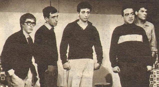 Rıfat Ilgaz'ın eseri ilk olarak tiyatroya uyarlanarak seyirciyle buluştu. Sahnede olan isimler Zeki Alasya ile Metin Akpınar'dı.