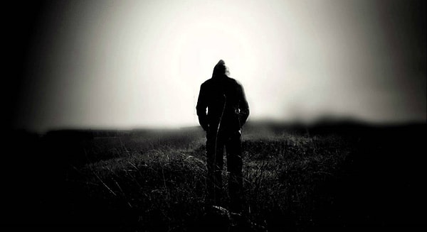 5. За вами наблюдает незнакомец. Но вы не замечаете его присутствия. Этот человек знает все ваши темные желания и секреты, и он ненавидит вас. Он хочет вас убить. Где он стоит?