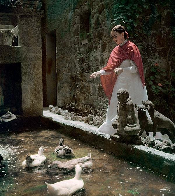 3. Ünlü Fransız fotoğrafçı Gisèle Freund, bu birbirinden etkileyici fotoğrafları 1950'lerin başında kültürel bir ikon ve muazzam bir yaratıcı olan Frida'nın anısı için çekti.