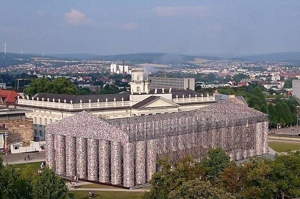 Almanya Kassel'de bulunan Kitap Partenon'u 'Documenta 14' adlı sanat festivalinin bir parçası.