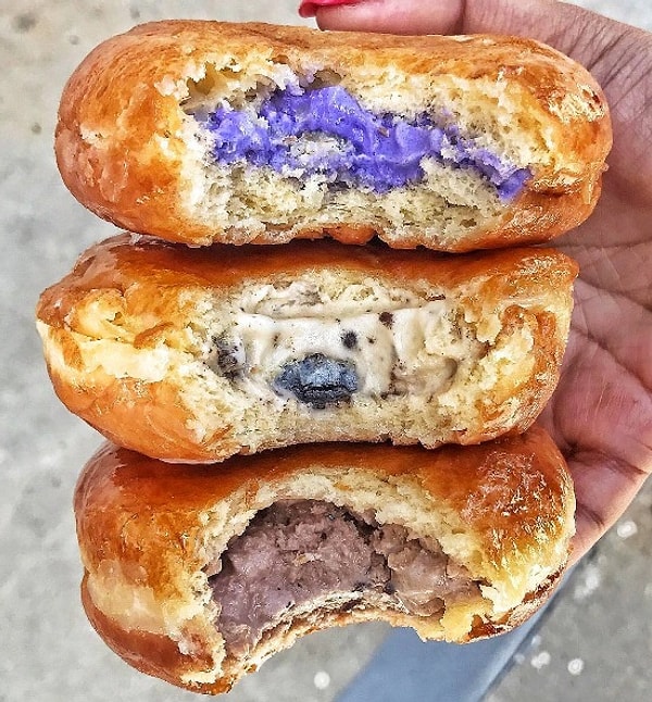 3. Сделан Halo из горячего пончика, внутри которого находится холодная начинка из мороженого (причем, вы можете выбрать любой вид мороженого на ваш вкус)