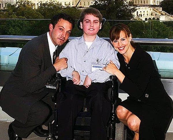 #5 #6 Ben Affleck, havaalanında tanıştığı 13 yaşındaki engelli bir çocuğu, yer aldığı her filmin setine götürüyor.