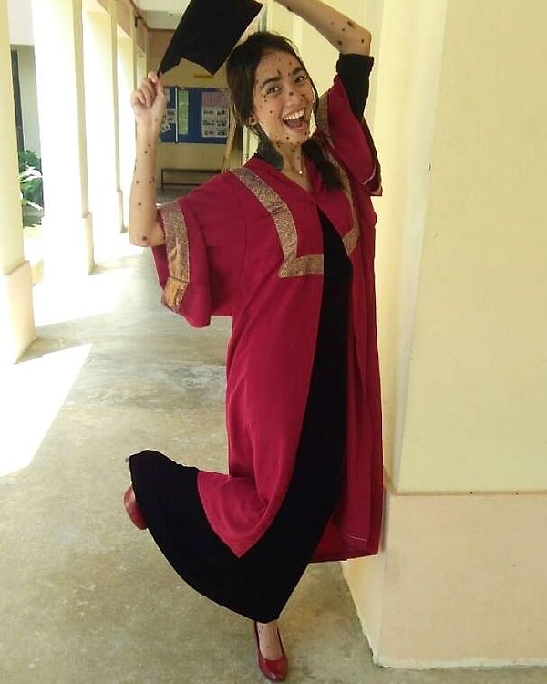 4. «В начальной школе никто не хотел со мной дружить, — рассказывает Эвита. — Это буквально разбило мое сердце. Я всегда была одинокой девочкой»