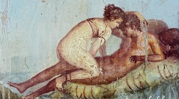Antik dönemlere ait bir başka ilginç nokta da birbirlerine her konuda bağlanan homoseksüel ve biseksüel askerlerdi.