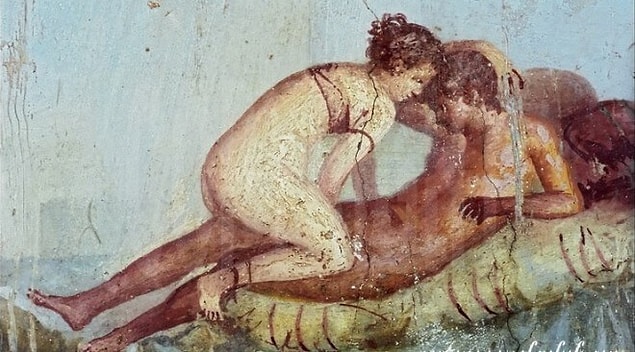 Antik dönemlere ait bir başka ilginç nokta da birbirlerine her konuda bağlanan homoseksüel ve biseksüel askerlerdi.
