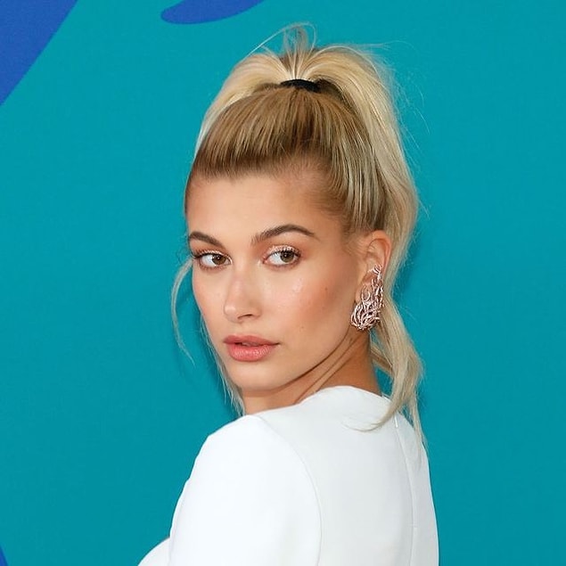 5. Hailey Baldwin'in bu güzel at kuyruğuna bir alkış!