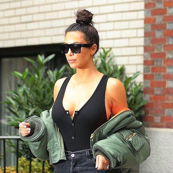 14. Kim Kardashian'dan hayat kurtaran topuz ve tabii ki gözlükler: