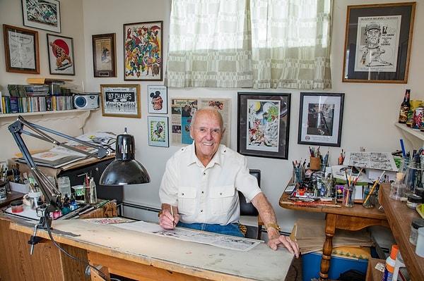 90 yaşındaki Joe Sinnott, Spiderman'in eş yaratıcısı olan Stan Lee'nin yazdığı hikayeleri hayata geçiriyor.