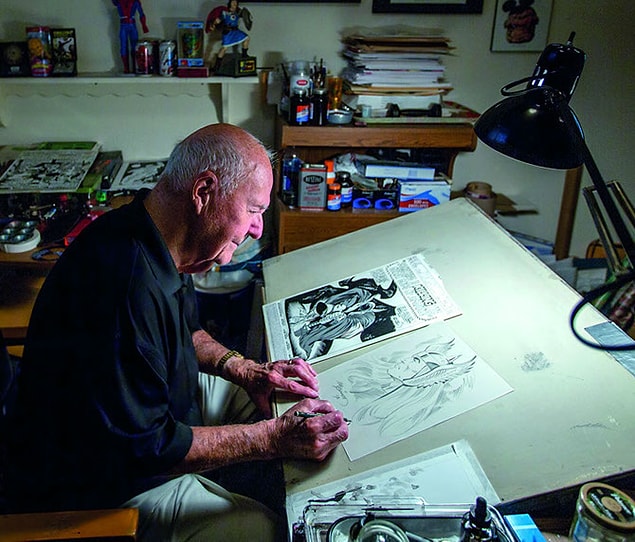 İşte bu son adımda 90 yaşındaki Joe Sinnott bütün çalışmanın çinilemesini yapıyor.