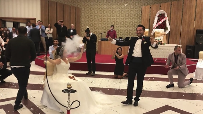 Düğünde Oturup Nargile İçen Gelin-Damat