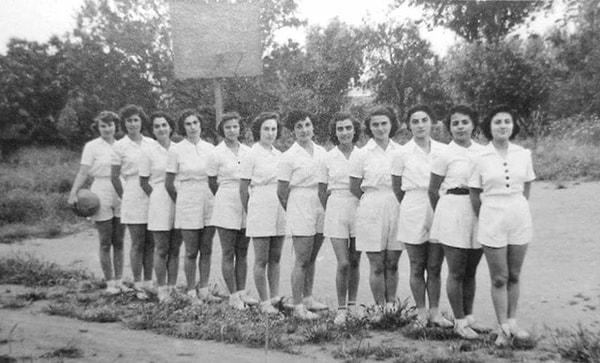 1. Basketbol oynayan kızlar. İzmir, 1930'lar.