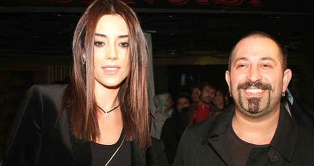 Birazcık geçmişe gidersek eğer, Cansu Dere ile Cem Yılmaz 7 yıllık ilişkisinin ardından Ahu Yağtu ortaya çıkmış, Cem Yılmaz ile evlenmişti.