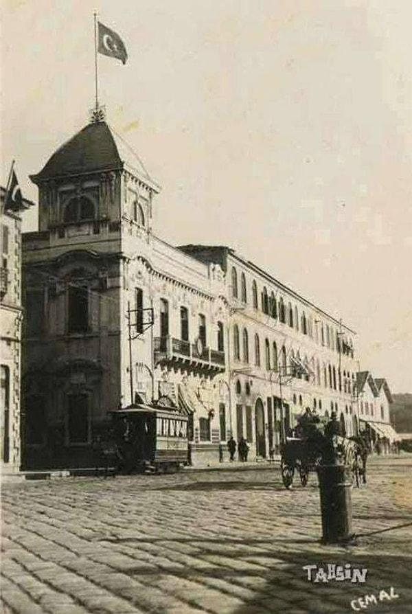 10. Günümüze kalan nadir binalardan Borsa Binası, Gümrük, 1930'lar.