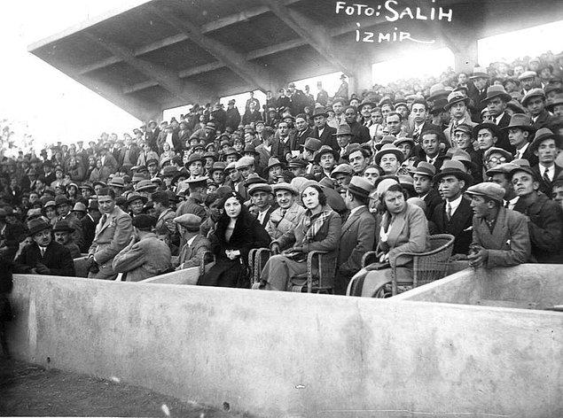 18. İlk "dünya güzelimiz" Keriman Halis, adına düzenlenen Kraliçe Kupası final maçını Alsancak Stadı'nda izlerken, 1933.