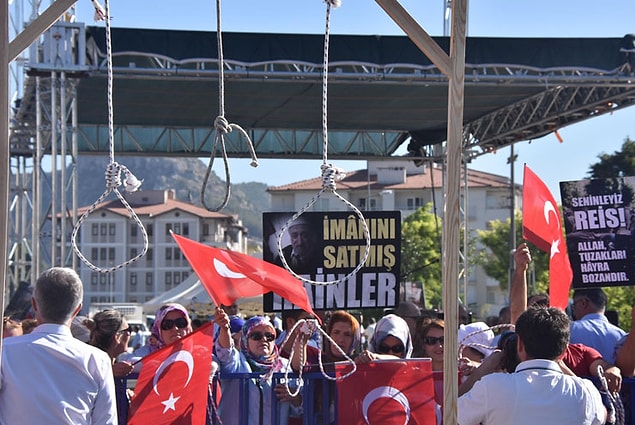 Ayrıca, duruşma öncesinde yargılamanın yapıldığı salonun yanında toplanan bir grup, darbeci askerlerin geçirildiği yere temsili darağacı kurdu.