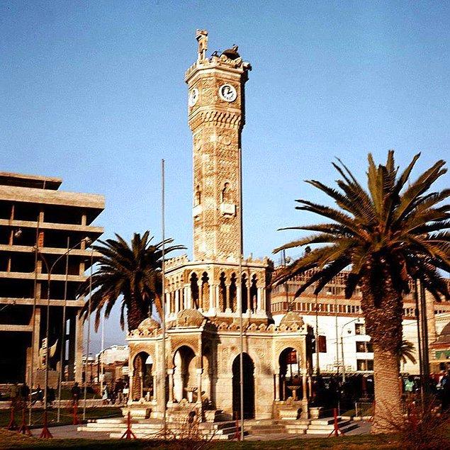 27. 1 Şubat 1974'teki depremde hasar gören Saat Kulesi.