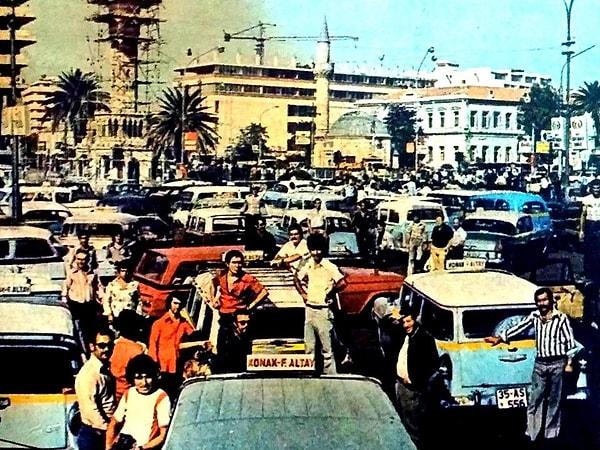 28. Mumbai'yi andıran bir manzara içindeki Konak, yıl 1976.