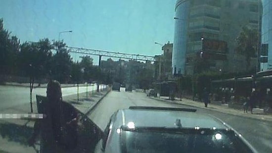 İzmir'de Yol İsteyen Ambulansa Aracından İnerek Artistlik Yapan Şoför