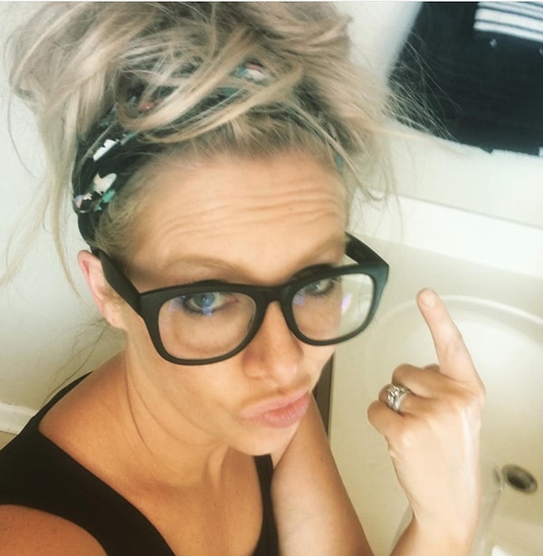 12. Поэтому летом вы обходитесь спонтанными прическами. Обычно это пучок, который больше напоминает воронье гнездо на вашей голове