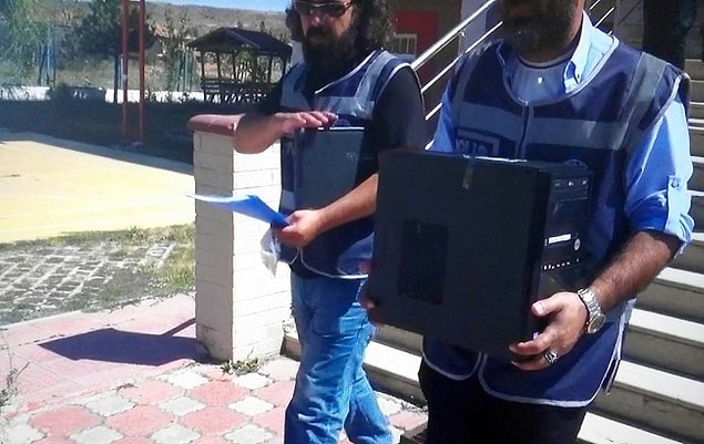 1. Sokakta bilgisayar kasasıyla gezen adamlar