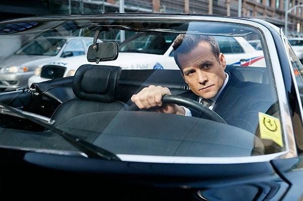 Harvey'nin klasik siyah Ferrari'si ile Manhattan sokaklarında boy göstermesi Suits tarihinde görülmemiş bir detaydı.