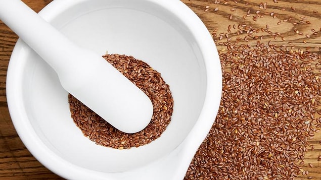 12. Keten tohumundaki Omega-3 yağ asitleri cildinizi güneş yanığından korur, güneş yanığı oluşursa ilave iltihapları azaltır ve cilt kanseri ile mücadele edebilir.
