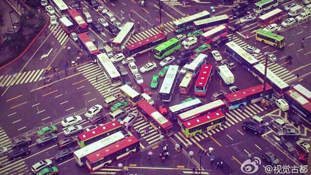 2. Trafikteki herkesin yol vermemekte ısrar ettiği bir dünyanın resmini çezmişler.