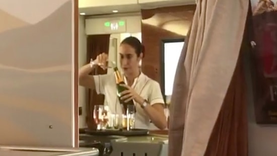 Şampanyayı Şişeye Geri Boşaltan Emirates Görevlisi