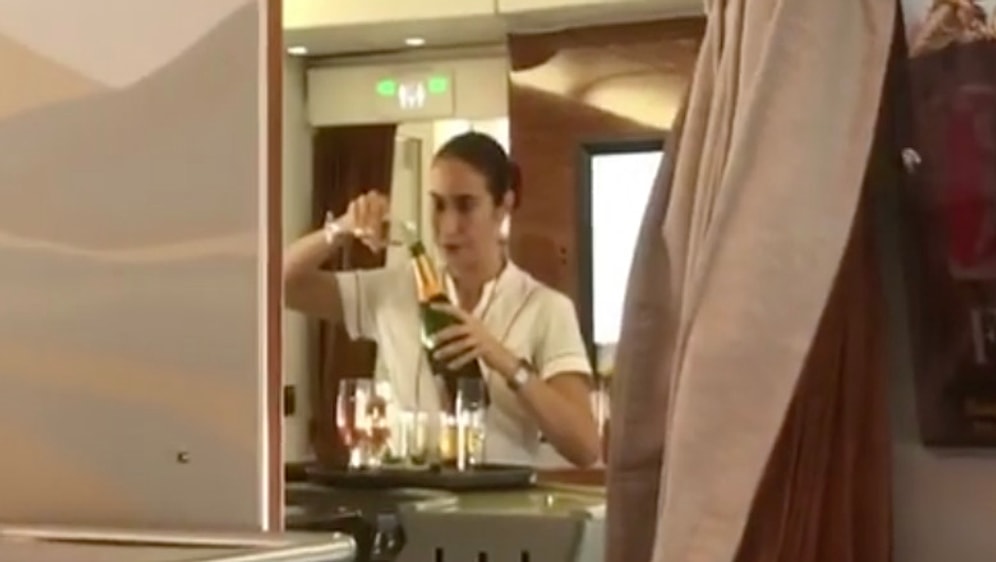 Şampanyayı Şişeye Geri Boşaltan Emirates Görevlisi