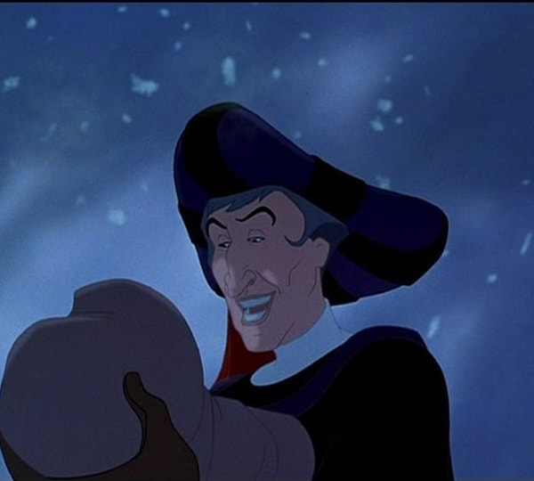 3. "А сколько лет было Фролло, когда он усыновил Квазимодо, и почему он ни капли не изменился спустя 20 лет?"