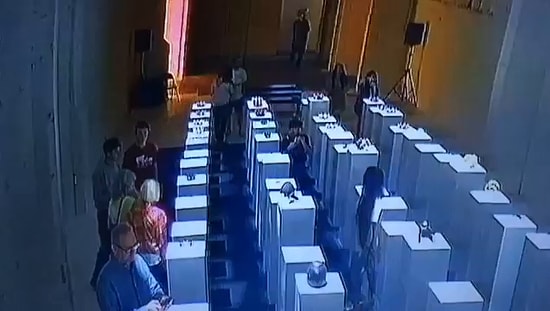 Selfie Yapmak İsterken Sanat Eserlerini Yok Eden Kadın!