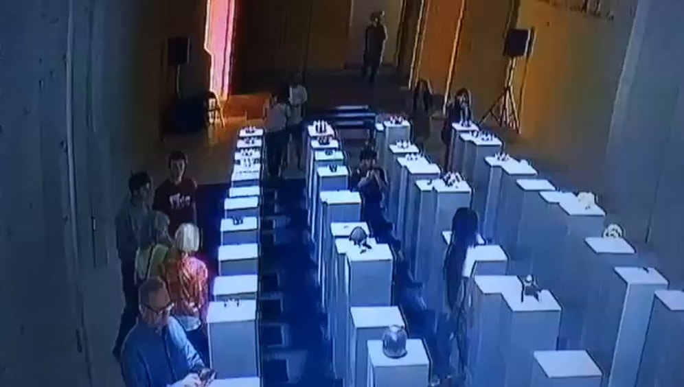 Selfie Yapmak İsterken Sanat Eserlerini Yok Eden Kadın!