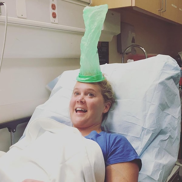 6. Эми Шумер показывает, что лежать в больнице не так уж и грустно, как может показаться на первый взгляд!