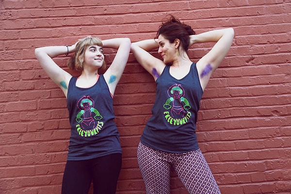 8. Для тех, кто уже давно старается не брить волосы подмышками, покрасить их - отличный вариант!