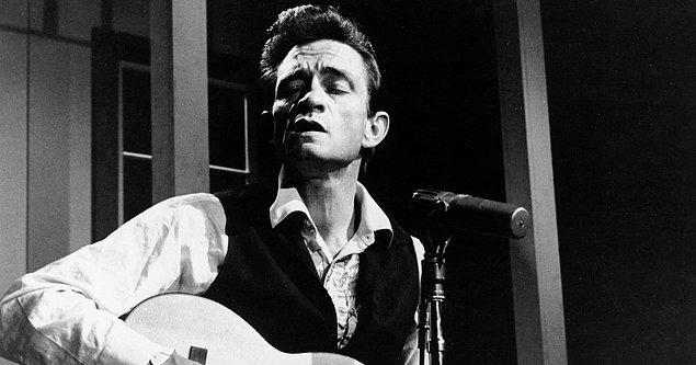 2. Johnny Cash çocukluğunda yanlızca üç defa şan dersi almış. Öğretmeni onun özel ses tonunu fark edince ders almayı bırakmasını ve doğal sesiyle devam etmesini tavsiye etmiş.