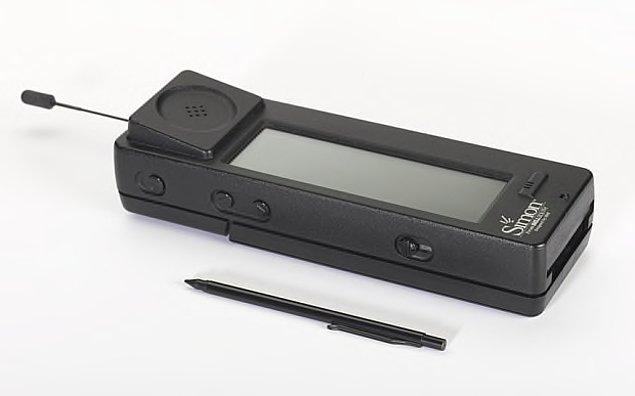 11. IBM 1994 yılında ek uygulamalar eklenebilen ve e-mail gönderebilen bir dokunmatik ekranlı telefon üretmişti.
