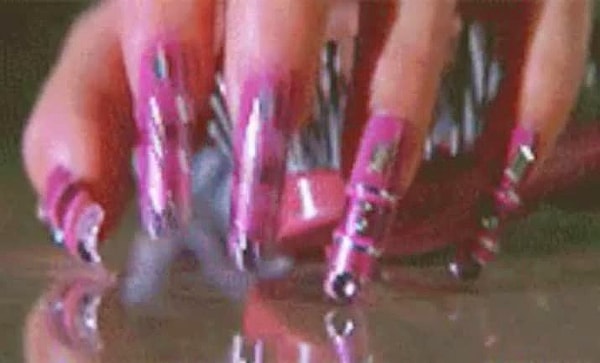 4. Звук стучащих по столу ногтей напрягает вас?