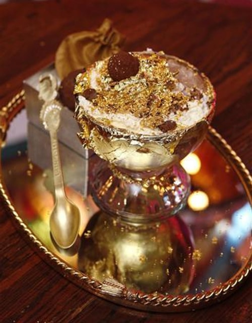 25.000 dolarlık "Frrrozen Haute Chocolate" rekorun bir sonraki sahibi... Yanında altın kaşık ve elmaslarla servis ediliyor. Sizin tabii, sonra alıp eve götürmek de serbest.