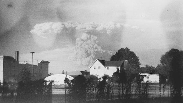 Bir hayır kurumu mağazasının kamerası ve St. Helens Yanardağı patlamasının fotoğrafları