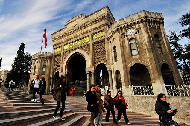 5 bin 922'si akademisyen, bin 200'ü idari personel olmak üzere 7 binden fazla kişi yüksek öğretim kurumlarından ihraç edildi.