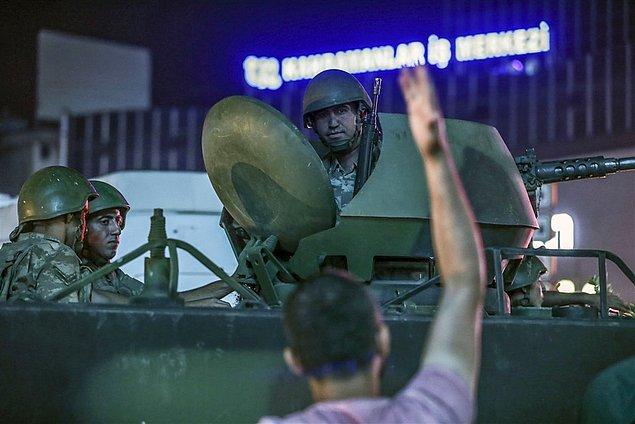 2. Protesto etmek için Kızılay Meydanı'nda toplanan vatandaşlar geçiş yapan tanklara tepki gösterirken.