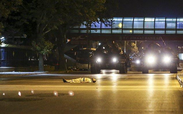 9. Ankara’daki protestolara destek veren Yusuf Çelik isimli vatandaşın yola yatarak tankların geçmesine engel olmaya çalışması.