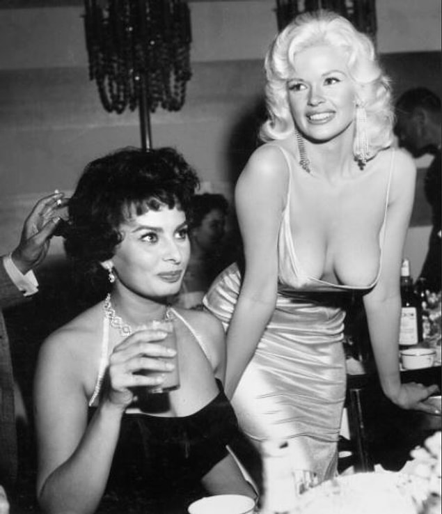 4. Sophia Loren ve Jayne Mansfield yemekte - "Manzarada İki Kadın" Edvard Munch, 1899