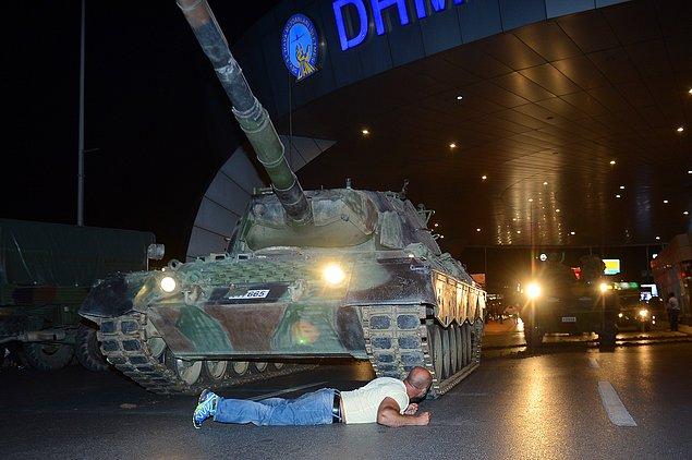 12. Aynı saatlerde Metin Doğan isimli vatandaş, hareket etmelerini engellemek için kendini tankların önüne attı.