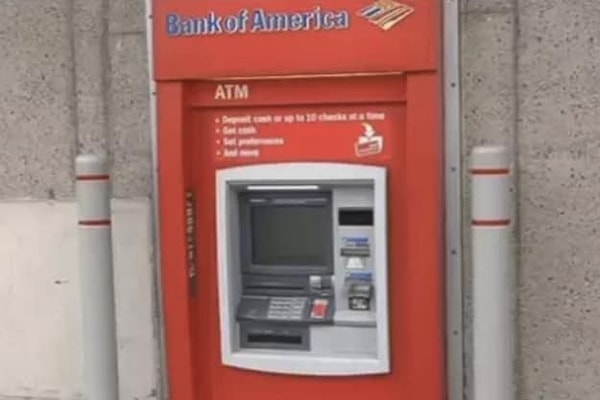 2. Мужчина застрял внутри банкомата на три часа и передавал записки клиентам с просьбой о помощи.