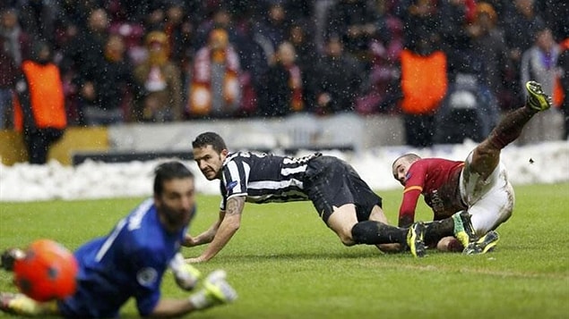 Ancak yoğun kar yağışı nedeniyle maç 0-0'ken 31. dakikada tatil edilmişti. UEFA'nın kararıyla maçın kalan zamanı bir sonraki gün oynanacaktı.