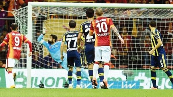 Fenerbahçe, beraberlik golünü ararken 3. dakika sonra yine Sneijder sahnede. Yine uzaklardan bir şut ve yine gol. Ama bu sefer diğer köşe.