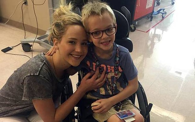 #17 X-Men'in Montreal'deki çekimleri sırasındaki boş vaktinde hastaneye koşup çocukları sevindiren Jennifer Lawrence.