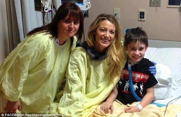 #15 Blake Lively de eşi Ryan Reynolds ile birlikte hastane ziyaretlerinde bulunuyor sık sık.