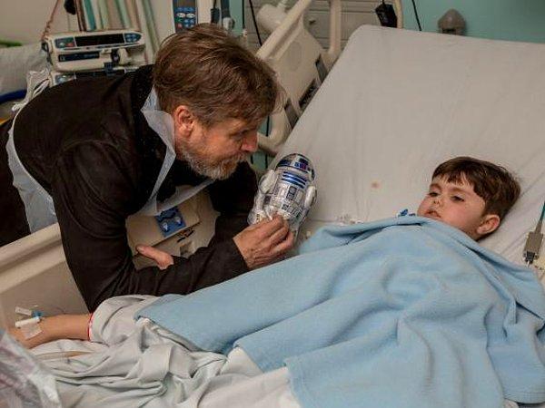 #19 Star Wars'un Luke Skywalker'ı Mark Hamill, çocukları ziyaret ederek Güç'ün onlarla olduğunu kulaklarına fısıldıyor.